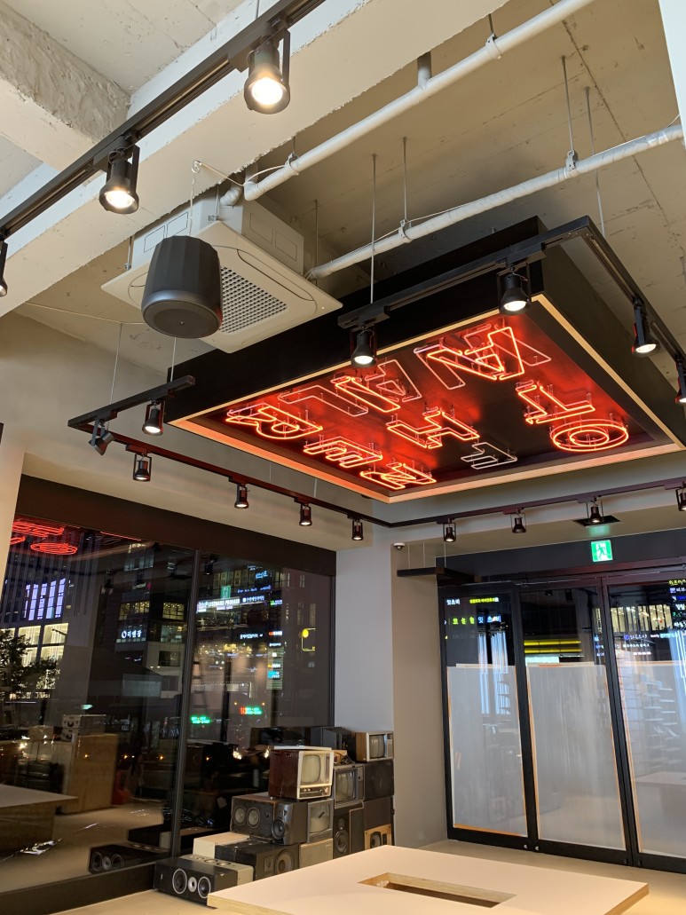 Treating guests to a one-of-a-kind shopping experience, South Korea's VANS Brand Showcase Store hired TechDataPS Co., Ltd. to design and install a cutting-edge HARMAN Professional networked audio solution. Learn more: bddy.me/2OWdUqk #HARMANExperienceAPAC