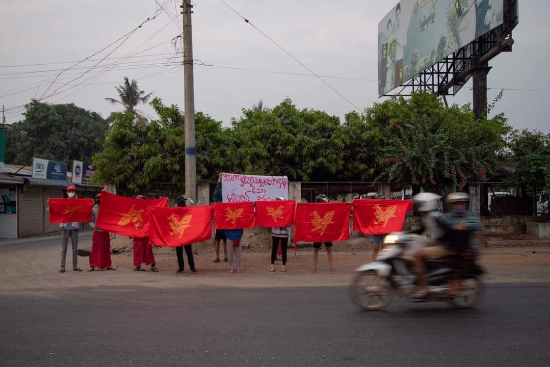 Jangmi27118304's tweet photo. In Mawlamyine on Mar 23, Mon youth groups protesting against the military dictator staged a guerrilla strike early this morning.The young men were holding the Mon national flag and chanting "Fall of the military dictator"; 
KEEP ON MOBILE DATA
#WhatsHappeningInMyanmar 
#Mar23Coup https://t.co/JIZXFJl5w3