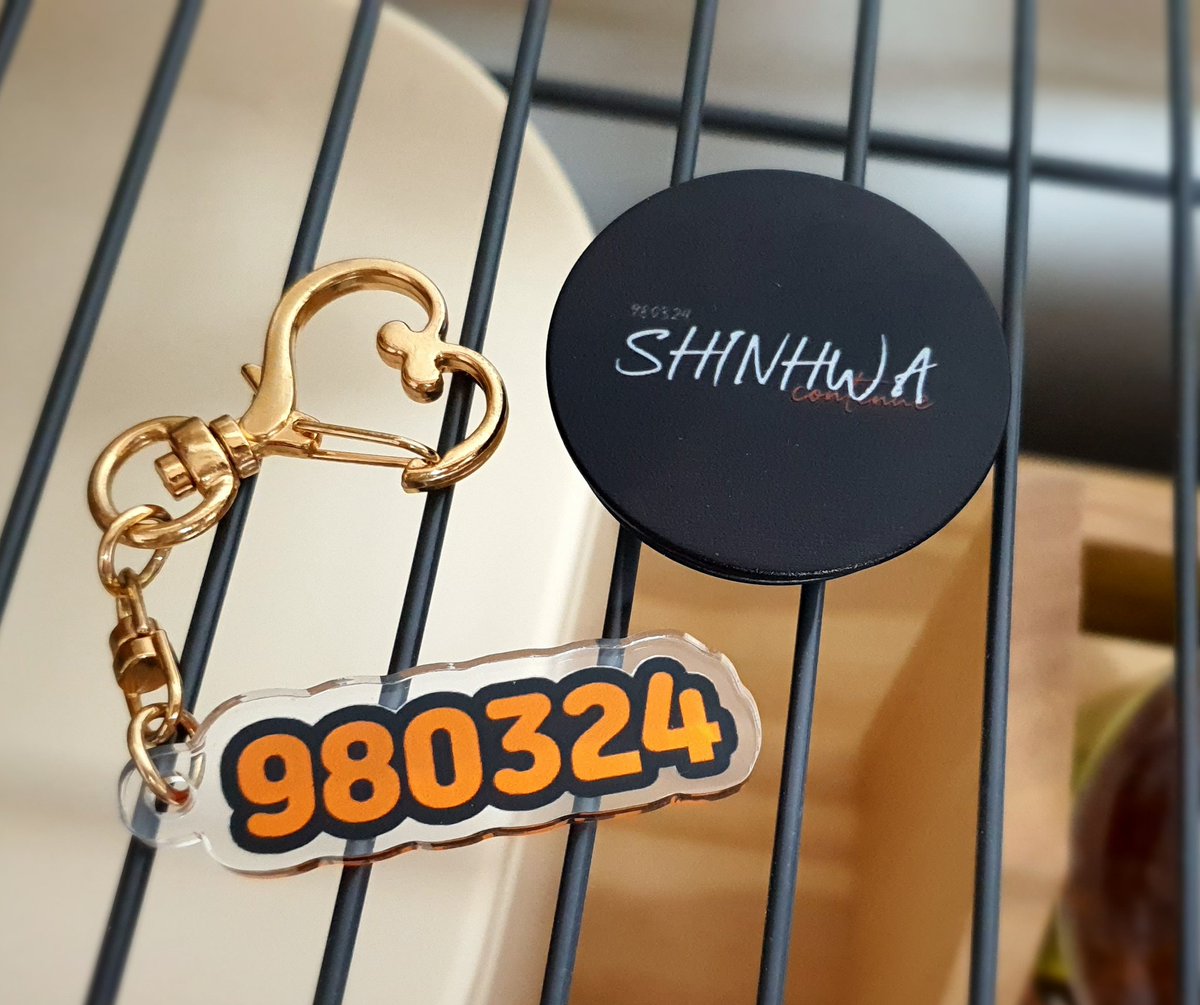 ┌───────────────┐
     #신화 데뷔 23주년 기념 RT이벤트
└───────────────┘
🍊 RT추첨 1분께 드려요!
🍊 숫자 키링 + 스마트톡 + α 
🍊 당발은 324 밤🌙
🍊 8402일째 우리는 신화입니다.

#신화_데뷔_23주년_축하해
#에릭 #이민우 #김동완 #신혜성 #전진 #앤디