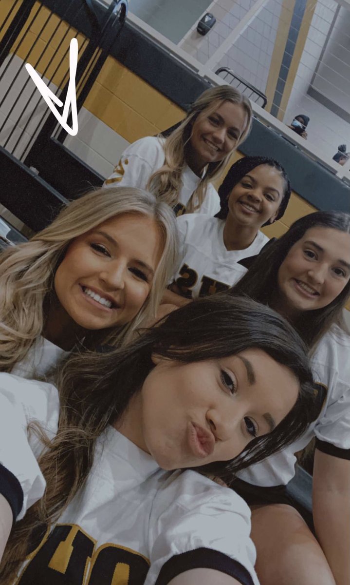 BigOCheer's tweet photo. Community pep rally tonight! We love cheering on the Big O through all events! #GoBigO #JacketsCheer 🐝🖤💛🖤 https://t.co/VDDHzVtEuK