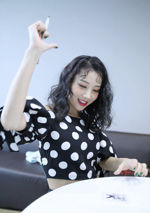 yubinarchive's tweet photo. Attention honey darlings! This weekend we will be having a streaming party for all of Yubin’s music videos! From Lady to Perfume! Please stay tuned tomorrow for the times and dates for the parties! https://t.co/NX7YZmIX58