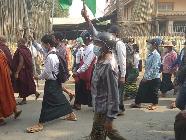 dodosolaso's tweet photo. Despite the brutal crackdown in 📌Myinchan, Mandalay, anti-coup protesters will never back down easily and this is today's strike where people are out again on the streets!!  That's the spirit!! 💪🏻💪🏻🇲🇲 #WhatsHappeningInMyanmar 
#Mar23Coup https://t.co/LHAVm7QLYG
