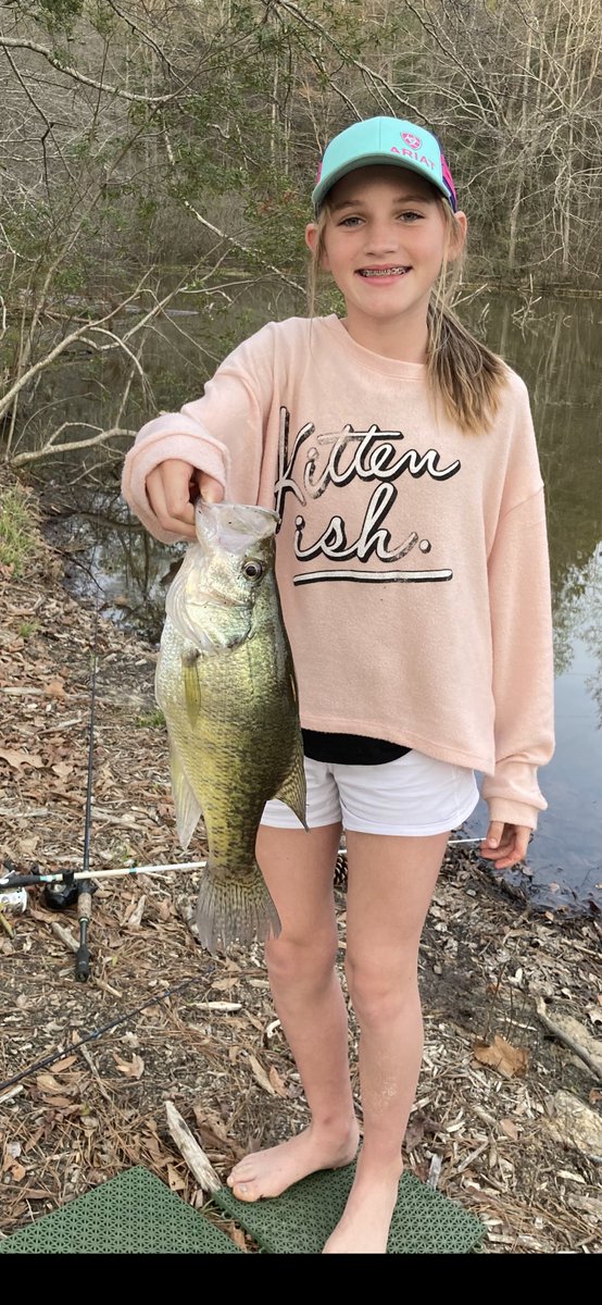 Legend4gotten's tweet photo. #fishinglife my sweet Kyndall loves to fish #crappies https://t.co/Dm7hJBCUQj