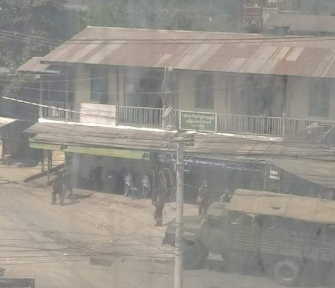 spring21MM's tweet photo. Terrorists have taken over the #ChanMya ward office in #Taunggyi this morning and frightening people with full security forces and their guns.
KEEP ON MOBILE DATA
#WhatsHappeningInMyanmar
#Mar23Coup https://t.co/v7HJXNqJhg