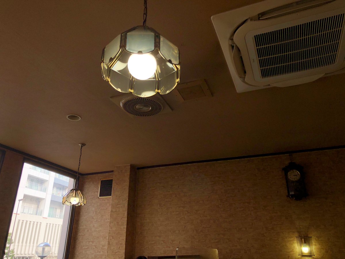 84Lps's tweet photo. 東池袋 マーガレット

初めて拝見する名前のミルキーメロン。
最初から緑なので、混ぜたら凄く濃くなるのでは？と思いましたが美味しいバランス。上だけ先にちょっと飲めばよかった。
いつの間にか出来てた専用コースターが可愛い
2階が喫煙。次は1階に

🚬🚭
#マーガレット
#海月珈琲 https://t.co/IpNSWZUTAr