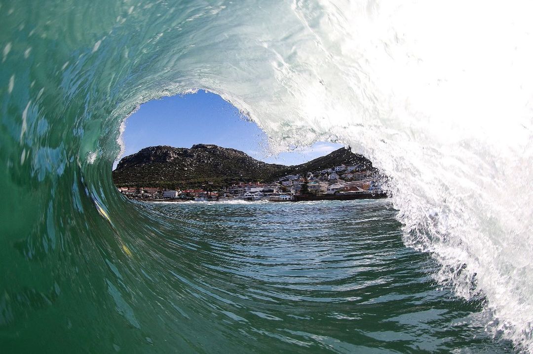 Life is a beach, make sure you ride the wave🌊
Make sure to book your Easter weekend in Cape Town now!
📸: @sethphitides 
.
.
.
#lovecapetown #capetown #cityofcapetown #explorecapetown #traveltuesday #discoverwesterncape #southafrica #beach #waves #sunnyday