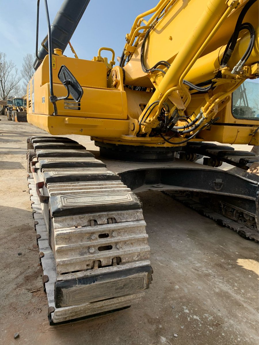 Pour répondre au besoin d'un client, nous avons installé des #surpatins sur notre pelle sur chenilles #KOMATSU PC350.
💡 Ils sont utilisés pour ne pas détériorer les revêtements de sol notamment en milieu urbain et limiter les vibrations ainsi que la pollution sonore.  
#Location