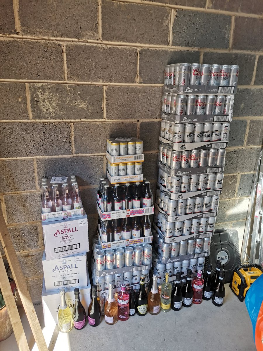 jonnywhitwell81's tweet photo. @ChrisMoyles @RadioX @domisatwit @tobytarrant  I work for Carling ! #beerallowance #perkofjob https://t.co/3kAtIyUVy1