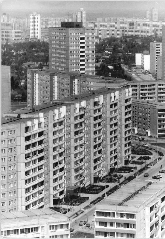 Mikko_Aaltonen's tweet photo. Ajatus palaa eiliseen valtuuston kokoukseen. Ihmeen monen valtuutetun ihanne kaupunkiympäristöstä taitaa olla elementtitalo parkkikentän laidalla. Se vastaa vanhan itä-blokin kaupunkikuvaa, jota aina muuten kauhistellaan. Huom. elementtisaumat. #Tampere #elementti #paluubetoniin https://t.co/z2ytJGYdLv