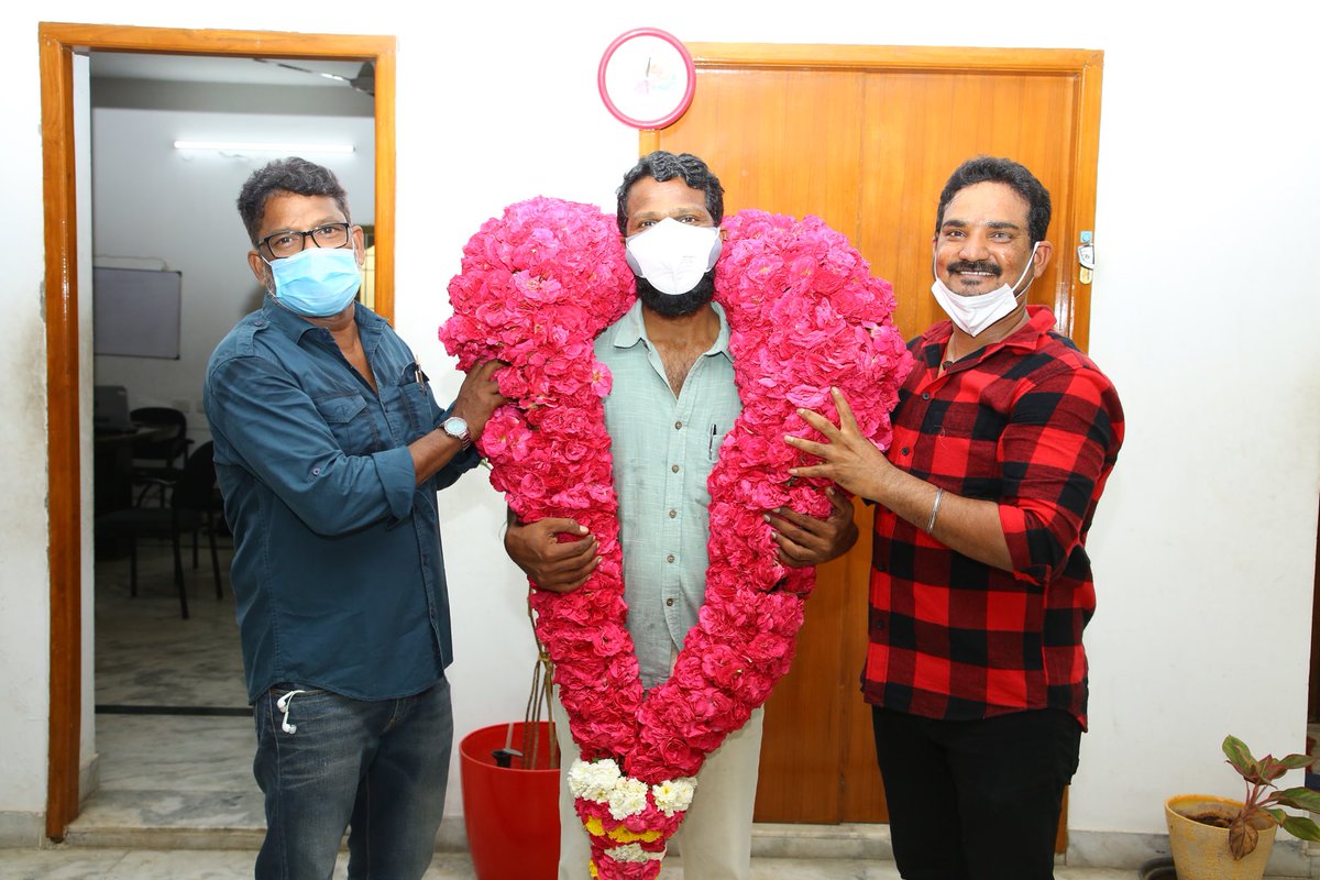 Congratulations @VetriMaaran sir on behalf of all @dhanushkraja sir fans 😊🙏🏻 #Asuran #NationalFilmAwards2019 

@dhanushkraja @DirectorS_Shiva @theVcreations @theSreyas @RIAZtheboss @DhanushFc #KarnanTeaser #karnan