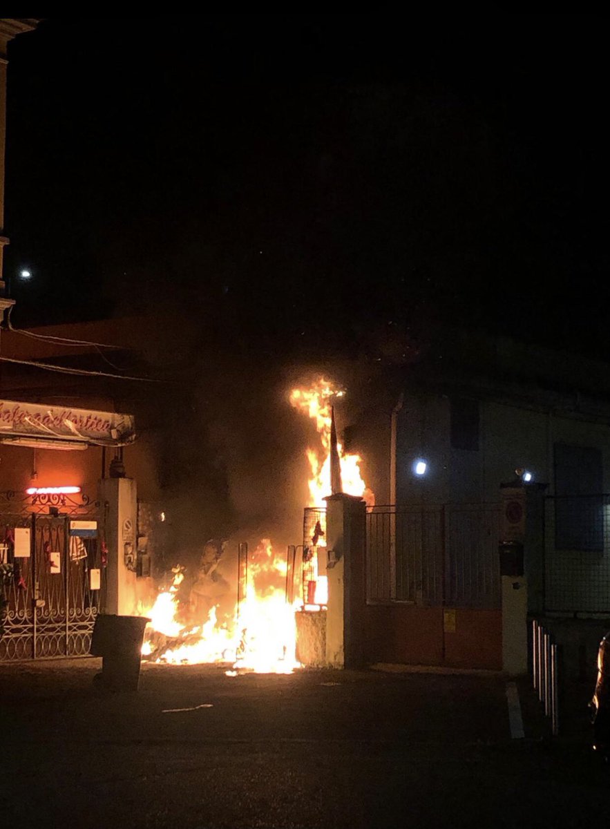 SOSLambrate's tweet photo. Questa notte è stato appiccato un incendio nella nostra sede e non è la prima volta.
Noi di SOS Lambrate siamo indignati da gesti del genere verso beni e persone che altro non fanno se non dedicare il proprio tempo ad aiutare gli altri.

❌Chiediamo massima ricondivisione❌ https://t.co/jNaCtU4fOe