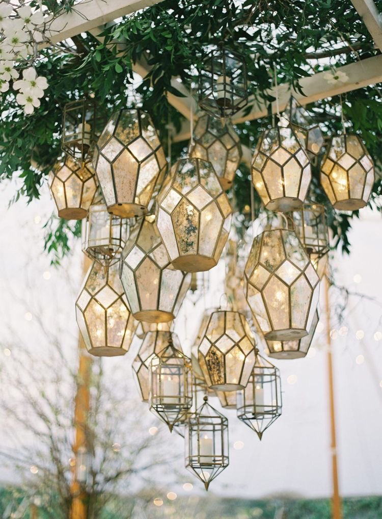 dmanorinteriors's tweet photo. I adore this elegant cluster of lanterns as a charming alternative for outdoor lighting 🤍🤍🤍
Image Laura Gordon Photography via @pinterest 
#garden #gardenlighting #gardenideas #gardeninspiration #gardeninspo #lighting #outdoorlighting #hanginglantern #gardenlantern https://t.co/X0UScP2kWy