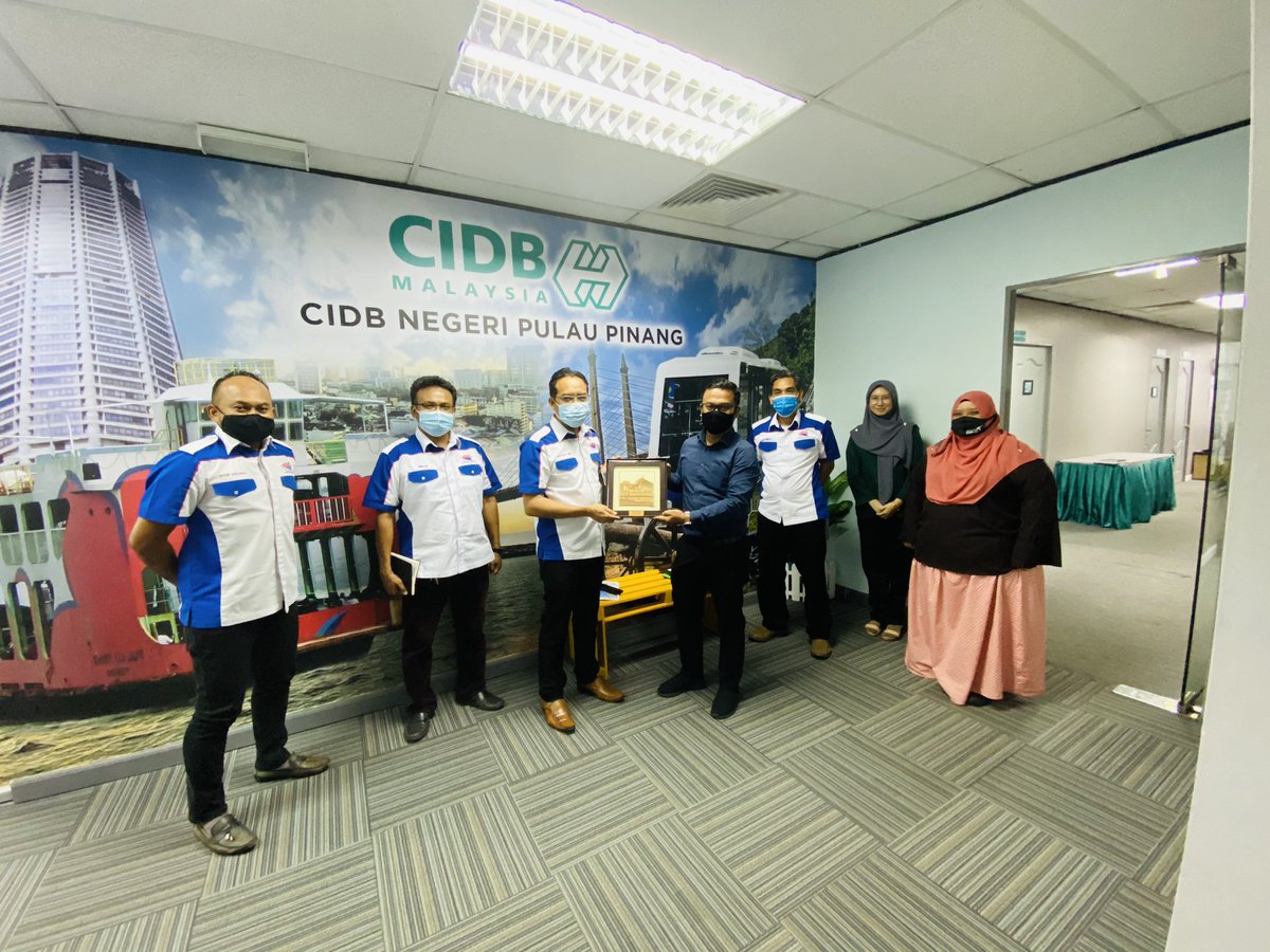 pulau_m's tweet photo. kunjung hormat bersama Pengarah  CIDB Pulau Pinang Tuan Zahidi Hashim membincangkan hala tuju kontraktor G1.semoga CIDB dapat menerima cadangan dan idea bagi penambahbaikan demi kepentingan bersama @CIDBMALAYSIA @chowkonyeow @ZakiyuddinMY @zairilkj @JKRPulauPinang @PetraJayaMP https://t.co/uxSHbA7vFP
