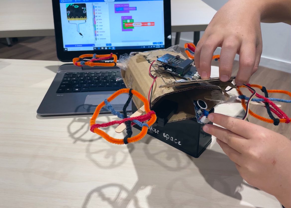 m4fstar's tweet photo. Giving our micro:bit wings #droneprototype #STEM #designprocess #workingtowardsUNGlobalGoal #learningatOC #Makerspace https://t.co/xk5JefINpq