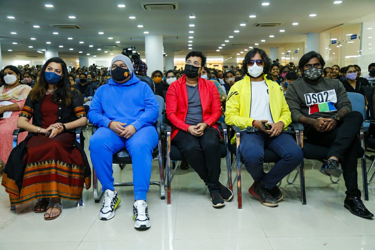 SVC_official's tweet photo. Vignan College, Vizag... You were amazing 💥💥

#VakeelSaabMusicalFest 🎸🎼

A Power 🔥 Packed Show

@PawanKalyan #SriramVenu @shrutihaasan @SVC_official @MusicThaman @i_nivethathomas @yoursanjali @AnanyaNagalla @ramjowrites @bayviewprojoffl @BoneyKapoor  
 
#VakeelSaabOnApril9th https://t.co/IvflhZcUQL