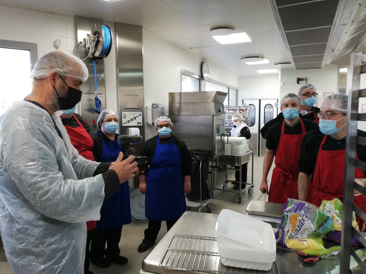 TaTrisomie's tweet photo. Visite de la cuisine centrale avec James, Véronique et Sandrine.
👏 
2300 repas préparés pour 23 sites de livraison de @Adapei_35 situés sur les territoires de #Rennes et de #Vitré. Qui a dit qu'on se la coulait douce en #ESAT ? 😝
#handicap #insertion https://t.co/fw6Jr7U7g4