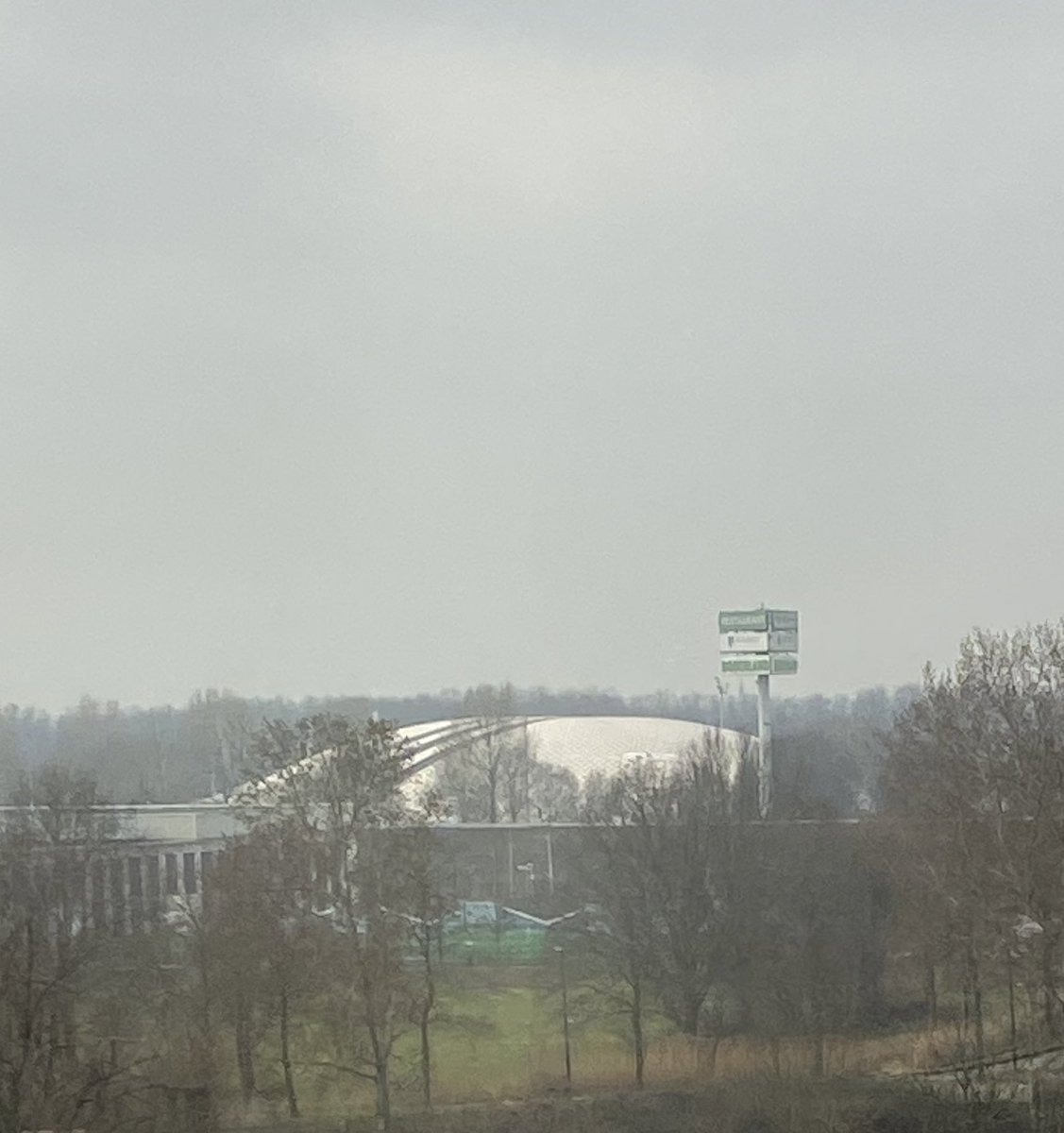 BigSibling's tweet photo. @EarthToEvelien Ik las deze tweet het moment dat ik met de trein langs t huis kwam maar heb geen golfkarretje van het huis naar het productiegebouw zien gaan (kun je ook niet zien vanaf daar) #bigbrothernlbe https://t.co/Ec14mjVzMR
