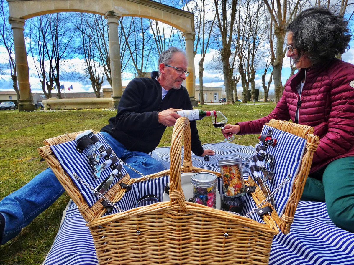 HautBreton's tweet photo. C’est le moment pour nous de vous annoncer le lancement de nos déjeuners sur l’herbe à partir du 1er avril 2021
Venez profiter d’un panier gourmand autour d’un verre de vin dans le parc du château
L’abus d’alcool est dangereux, à consommer avec modération https://t.co/5IcKh0LXjH