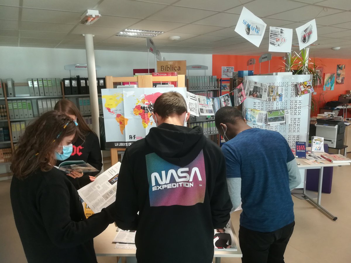 LabbeAdeline's tweet photo. Les élèves de seconde 5 (classe euro espagnol) de @JMThouars en pleine ébullition dans le cadre de la semaine de la presse où ils participent au concours de la Une en espagnol ! 🇪🇸 https://t.co/3C9imyP5K9