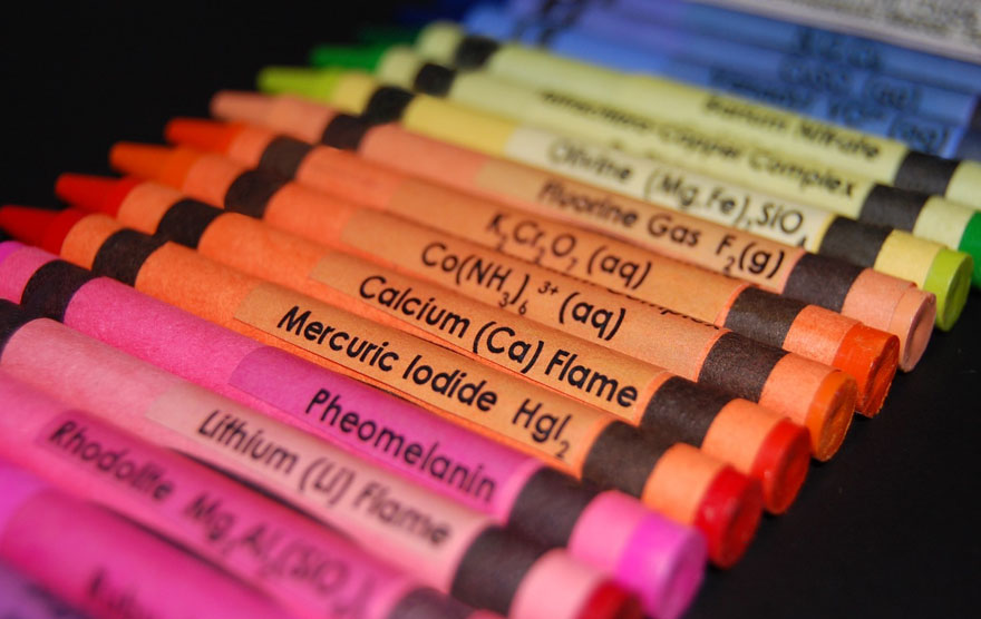 NaoCasanova's tweet photo. Ceras etiquetadas con los compuestos químicos que les dan el color.
Hay 120 etiquetas, tantas como el nº de colores de Crayola.
Para que los niños se aficionen a la química. 🧪⚗️ https://t.co/96UOak2okB