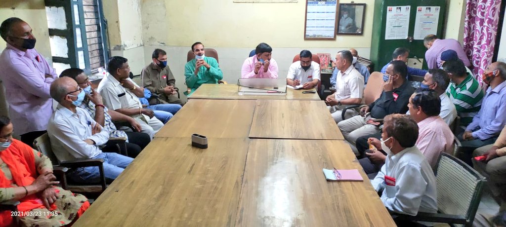 HqNrmu's tweet photo. आज शकूर बस्ती प्रिंटिंग प्रेस दिल्ली में प्रिंटिंग प्रैस शाखा की समीक्षा की गई और साथ में प्रिंटिंग प्रेस कर्मचारियों के  साथ ओपन मीटिंग की गई कार्यक्रम मै मुख्य अतिथि का संजीव सैनी मण्डल मंत्री हैड क्वार्टर मण्डल ने शिरकत की और प्रत्येक कर्मचारी की समस्या सुनी |
@ShivaGopalMish1 https://t.co/OoHFK6lhup