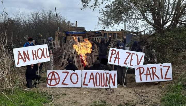 DouarHa's tweet photo. Douar ha Frankiz appel au soutien à la #ZadDuCarnet qui s'est faite expuls��e par 800 gendarmes mobiles ce matin.
✊ Rendez-vous devant la préfecture de Nantes à midi et devant les églises de Paimboeuf, Frossay et Saint-Viaud dans la journée.
#Bretagne
https://t.co/3iiQEGdmu8 https://t.co/RdwnpeM5CB