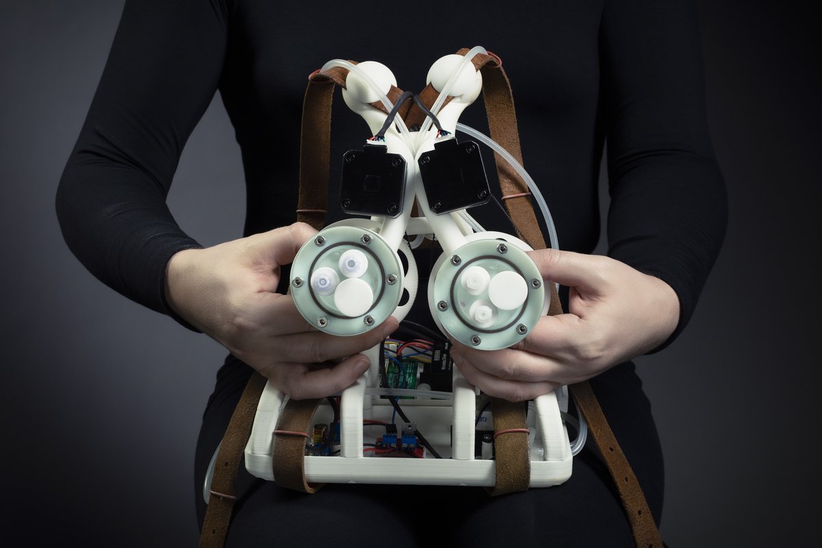 Od 23. 3. 2021 nas lahko obiščete na naši novi lokaciji na Likozarjevi 1. V <a href="/kapelicagallery/">Kapelica Gallery</a> je na ogled instalacija MORITZ SIMON GEIST: ‘MR-808 Interactive’, v skupnih prostorih pa stalna postavitev ADRIANA KNOUF : ‘Xenological Entanglements. 001b: Saccular Fount’.

Vabljeni! ✨