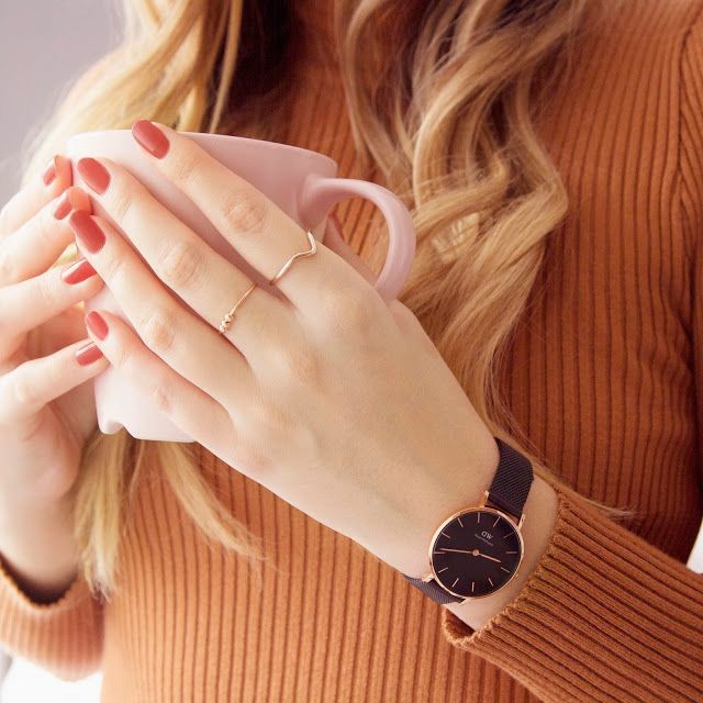 كم حلمنا بالقوارب لكن...
لا القوارب أخذتنـا إلى الضفة الأخرى من الأحلام 
ولا البحر حافظ على ســفن أمانينـا 
وجاء بـهـم . . 

صباح الخير والعافيه 💓