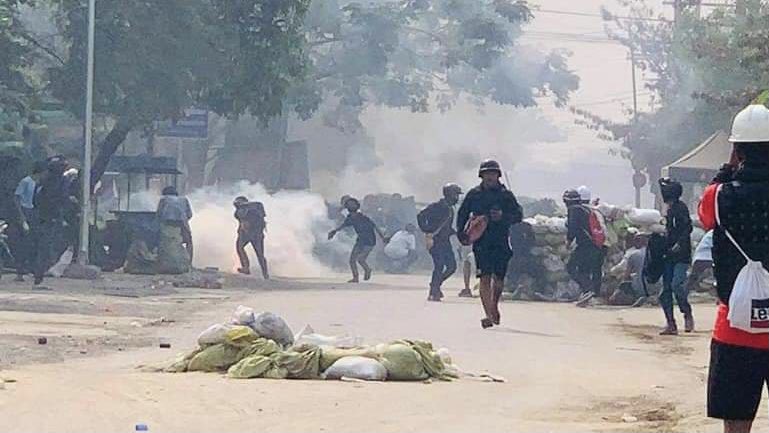 shafiur's tweet photo. #Mar23Coup Mandalay 

Gunfire in Aung Pin Lae.  This working class area has become a killing ground for SAC JUNTA.  

#WhatsHappeningInMyanmar #CivilDisobedienceMovement https://t.co/UMBADGvhD5