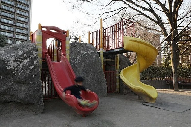 近所の公園から子どもたちの声が消え、代わりに高齢者が増えてしまうｗｗｗ