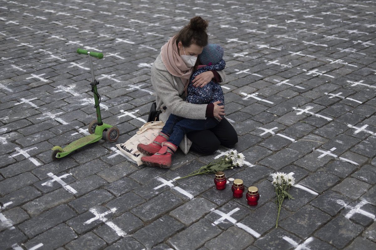 janacigler's tweet photo. Toto je FOTKA FOTEK. Pandemie v Cesku na jedne fotografii. Milion chvilek asi ani netusili, ze dali lidem moznost truchlit verejne a sdilet svuj smutek a ztratu.
@JanSibik https://t.co/Zxp7cX5Ew5