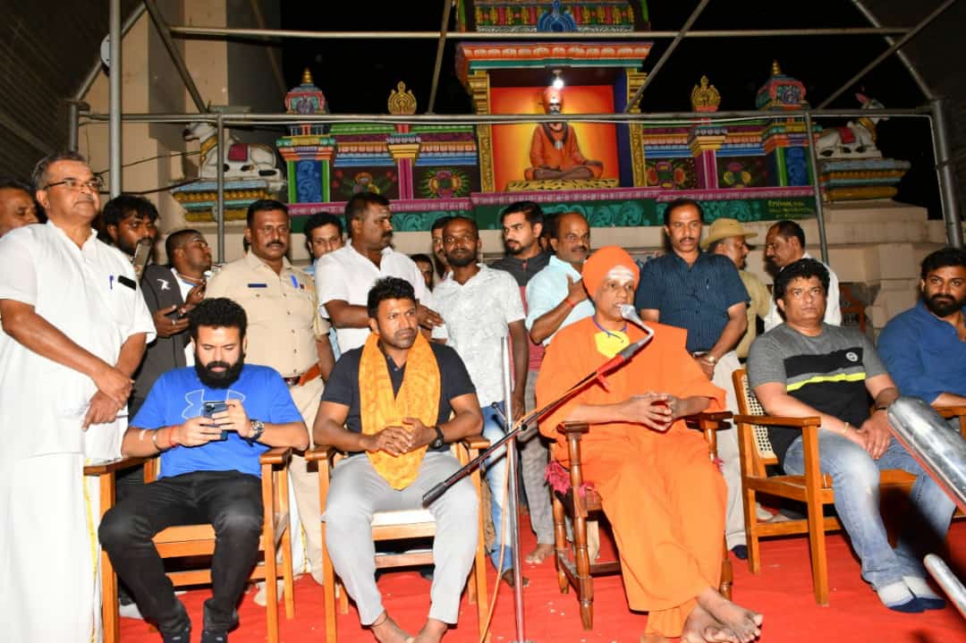 PuneethRajkumar's tweet photo. ಎಲ್ಲಾ ದಾನಕ್ಕೂ ಶ್ರೇಷ್ಠ "ವಿದ್ಯೆ" ಎನ್ನುವುದನ್ನು ತಿಳಿದ ದೇಶ ನಮ್ಮದು, ವಿಶ್ವದ ಕಣ್ಣು! 

#Yuvarathnaa #Yuvasambhrama @SanthoshAnand15 @Dhananjayaka @hombalefilms https://t.co/zze6KTsvz0