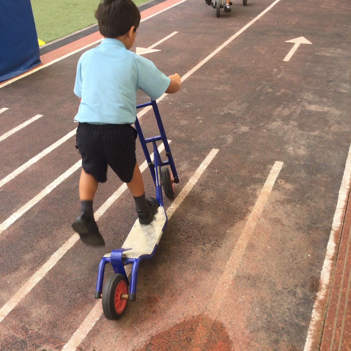 WPS_FS2's tweet image. #FS2B can scoot! The children have been working hard to develop their balance and ability to ride a scooter, great job 🐝🐝#WPSFSPhysicalDev