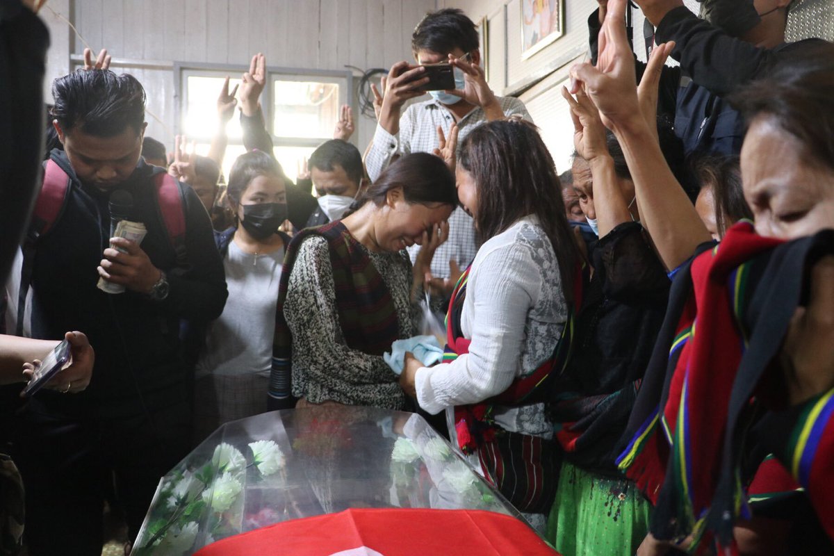 Myanmar_Now_Eng's tweet photo. Family members and friends in Kalay, Sagaing Region, mourn the death of 34-year-old Lianzuali, an ethnic Chin woman who fell from a Yangon apartment under questionable circumstances on Sunday during a military raid. #WhatsHappeningInMyanmar https://t.co/RHZyrqOqzZ