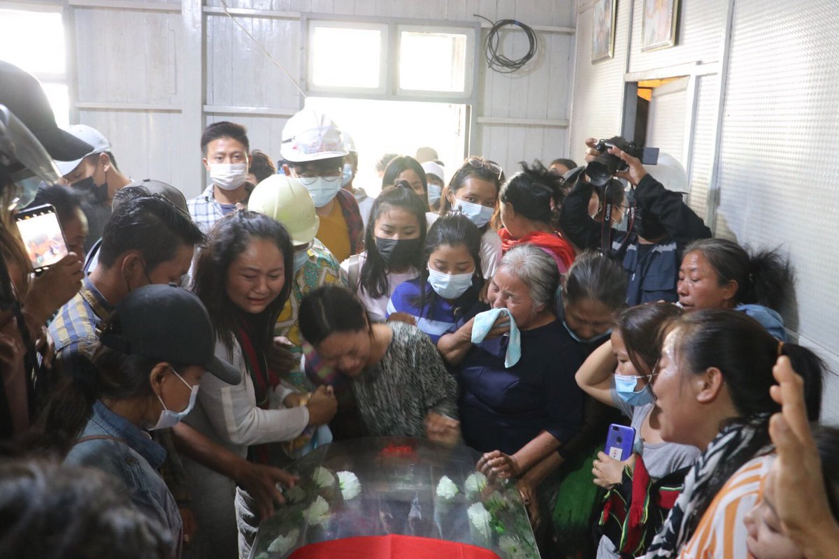 Myanmar_Now_Eng's tweet photo. Family members and friends in Kalay, Sagaing Region, mourn the death of 34-year-old Lianzuali, an ethnic Chin woman who fell from a Yangon apartment under questionable circumstances on Sunday during a military raid. #WhatsHappeningInMyanmar https://t.co/RHZyrqOqzZ