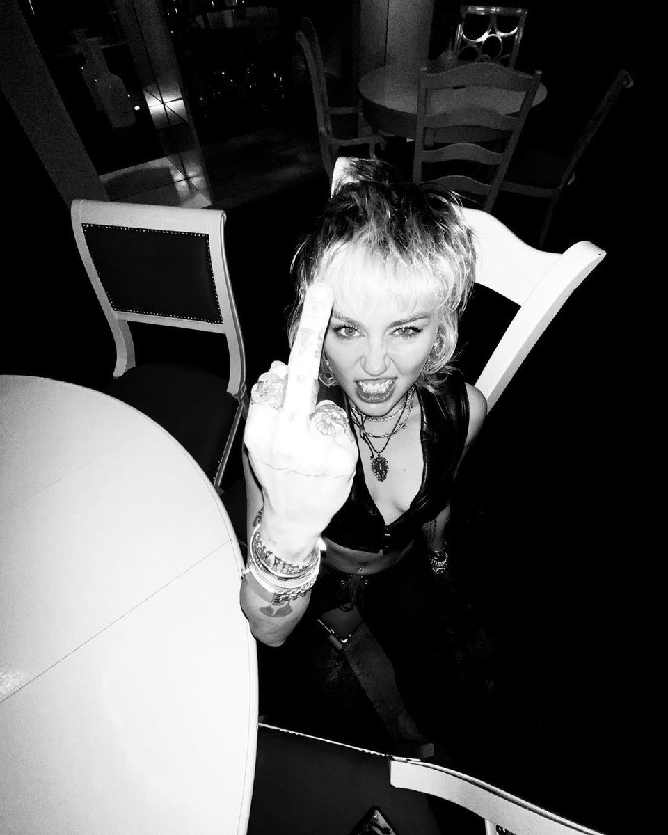 bastardland's tweet photo. 👱🏻‍♀️🖤🧠 https://t.co/HYyNl09CgO