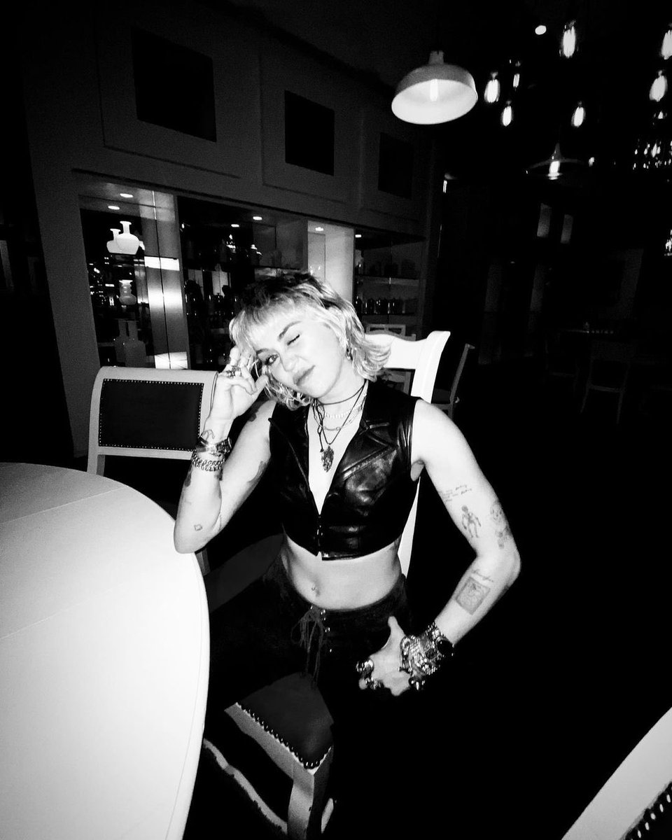 bastardland's tweet photo. 👱🏻‍♀️🖤🧠 https://t.co/HYyNl09CgO