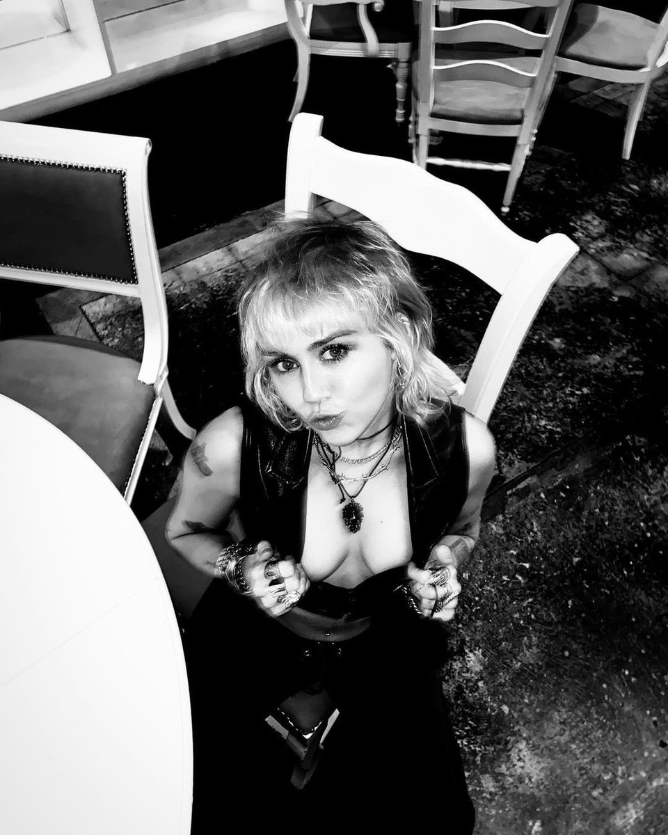 bastardland's tweet photo. 👱🏻‍♀️🖤🧠 https://t.co/HYyNl09CgO