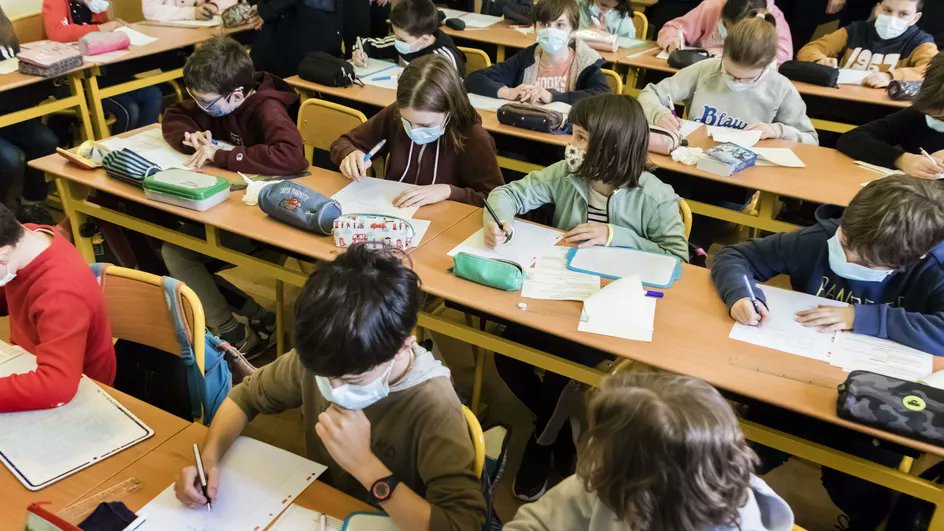 franceinfo's tweet photo. "Dans certaines classes, on arrive à 57 élèves" : les écoles confrontées à une pénurie d'enseignants remplaçants

https://t.co/e0jKUnM6C8 https://t.co/mKssT51wmo