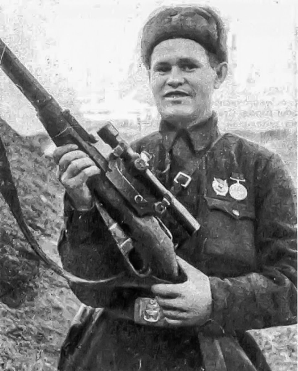 muzeypobedy's tweet photo. Этот человек создал тактику снайперской охоты. Это он за 37 дней Сталинградской битвы уничтожил 225 солдат и офицеров противника. Легендарный снайпер Василий Зайцев родился 13 марта 1915 г. Увидеть его портрет вы можете на росписи аванзала диорамы «Сталинградская Битва». https://t.co/vwRLwharLl