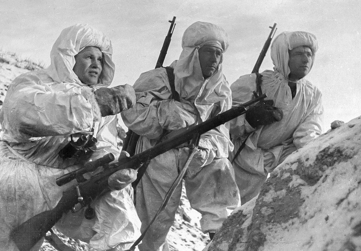 Этот человек создал тактику снайперской охоты. Это он за 37 дней Сталинградской битвы уничтожил 225 солдат и офицеров противника. Легендарный снайпер Василий Зайцев родился 13 марта 1915 г. Увидеть его портрет вы можете на росписи аванзала диорамы «Сталинградская Битва».