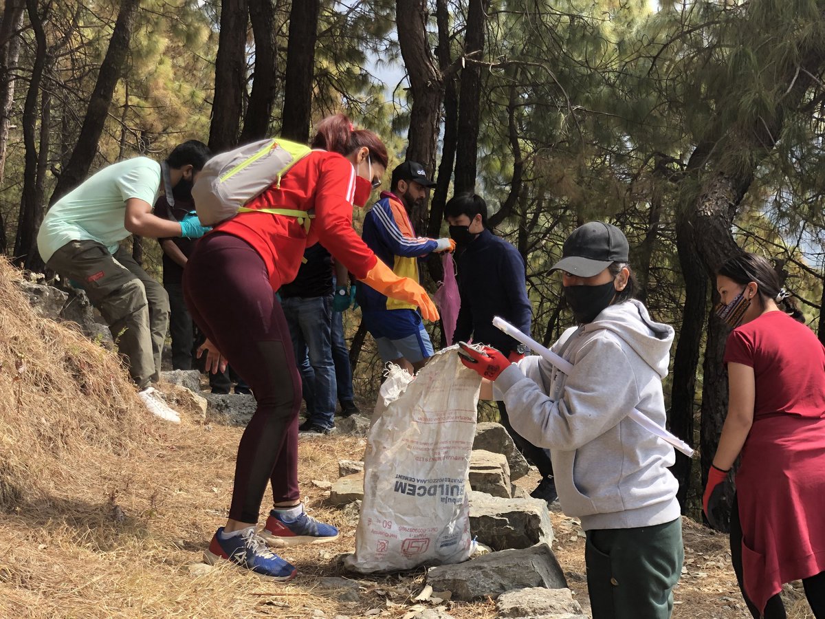 UDGAM14's tweet photo. We can always find inspiration in the people we meet
.
P.s:- We were fortunate to do a cleanup drive with such an influential people 
#cleanupdrive 
#plogging
#Himachal
#cleanhimalayas 
@DhauladharFest
@LyfInTransit 
@plogmanofindia 
@varunvagish 
#pushpdahya 
#kuljeetsingh https://t.co/LlBq4eHUra