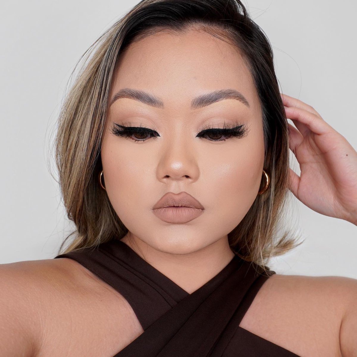 kyangger's tweet photo. @OneSizeBeauty bodacious liquid eyeliner x blur primer
@HankandHenry_us daddy’o lippie
@hudabeauty medium brown #bombbrows
@NikitaDragun face palette (surge, Fem, silicone) x 2.0 cc lip liner x translucent loose powder x Vol I &amp; II

FULL DETAILS ⬇️
https://t.co/oPFa03tUUw https://t.co/G7Y5lGxIlc