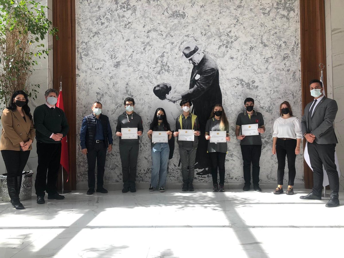 BahcesehirLara's tweet photo. Fizik, Kimya, Biyoloji dallarında Tübitak bölge finallerine katılmaya hak kazanan öğrencilerimiz ve öğrencilerimize mentorluk yapan öğretmenlerimize başarı sertifikalarını taktim ettik ve bölge finalleri için değerlendirme toplantımızı yaptık.
3PROJEMİZ İLE BİZ HAZIRIZ. https://t.co/FKgCXA5Xow