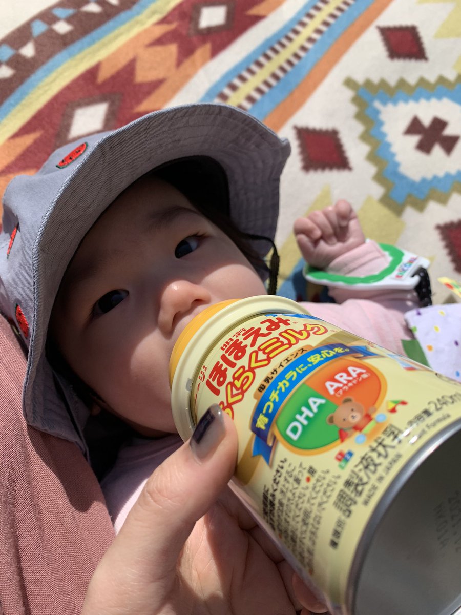 elmami13's tweet photo. 小珀看着樱花喝奶粉🍼 https://t.co/SLgtm1qvmt