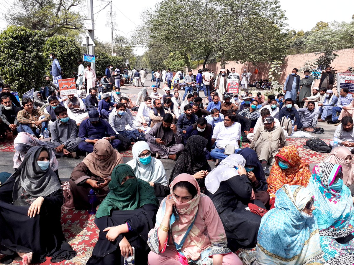 GillMomia's tweet photo. @DrMuradPTI @UsmanAKBuzdar @Shafqat_Mahmood #WhyTeachersOnRoads https://t.co/pFWLeChKjr