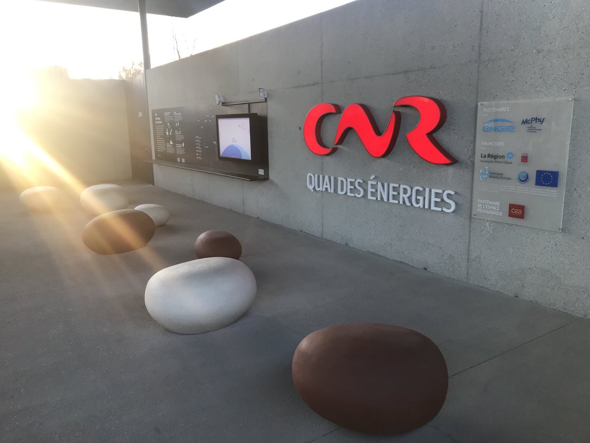 Nous n’étions pas seuls ce matin pour faire le plein de #gnv, quai des énergies à l’heure où blanchit la campagne et rosit la ville. Félicitations ⁦<a href="/GrandLyonmetro/">Grand Lyon Métropole</a>⁩ pour ces camions propres. Rouler au #gnv et au #biognv, c’est protéger la qualité de l’air et la planète.