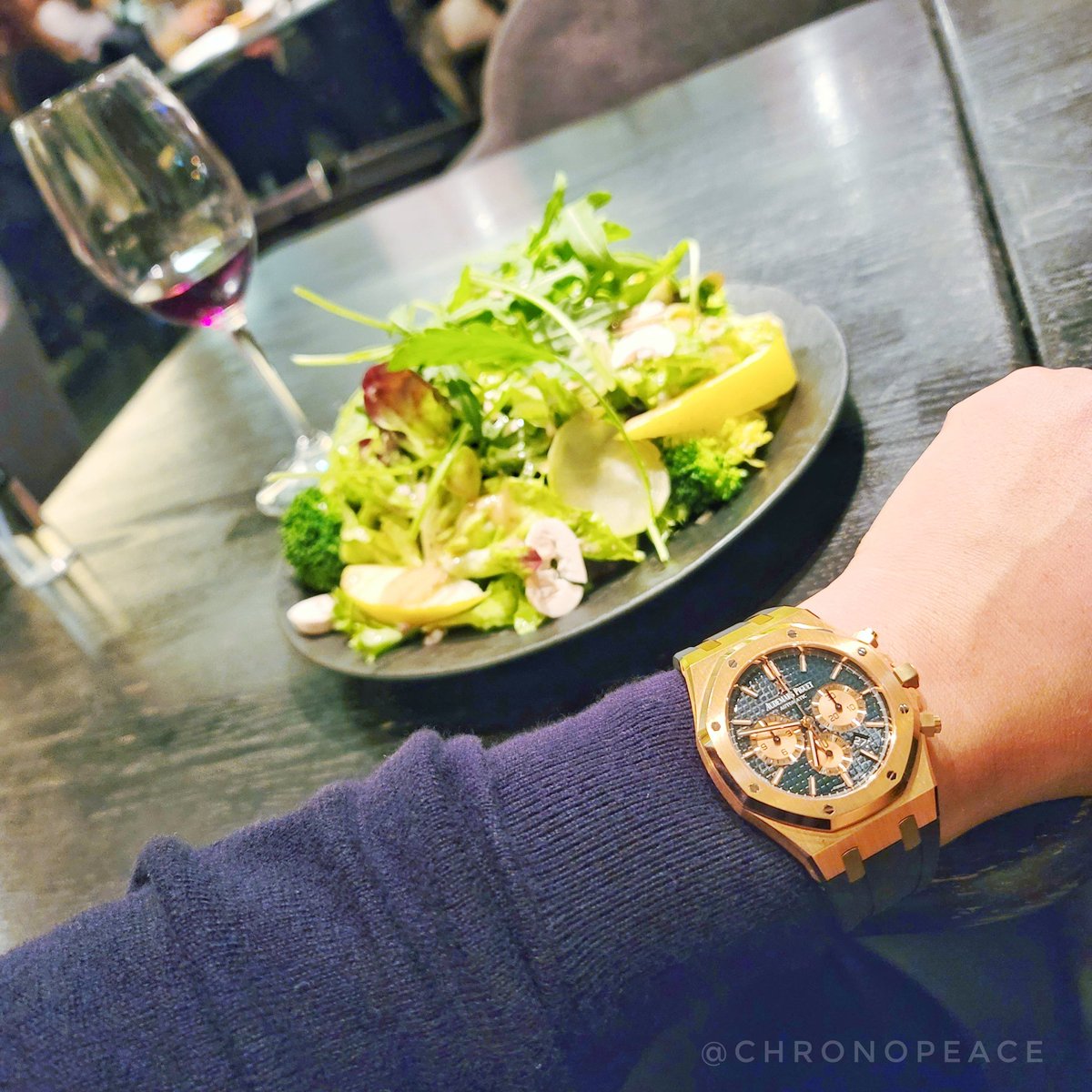 chronopeace's tweet photo. ロイヤルオーク・クロのグラフもついに新しくなるのかー。裏スケとなってサブダイヤルの配置がほんの少し開いて良い感じでした。買い換えるまではないけれど。
#26331or #audemarspiguet #royaloak #audemarspiguetroyaloak #オーデマピゲ #ロイヤルオーク #オーデマピゲロイヤルオーク https://t.co/Z3mv5c7RXc