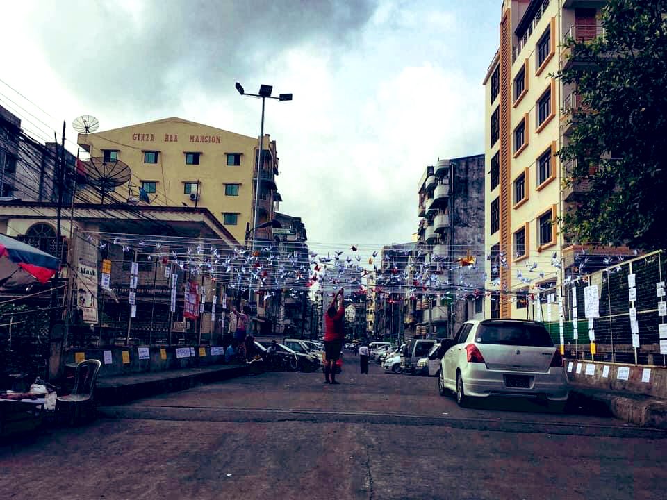 MilkTeaMM_MTAM's tweet photo. Ahlone protest with Crane-bird that represents good fortune ! and citizens Praying for the fallen heroes. 
KEEP ON MOBILE DATA

#WhatsHappeningInMyanmar
#Mar23Coup #keepiton https://t.co/5NQvvkf6KD