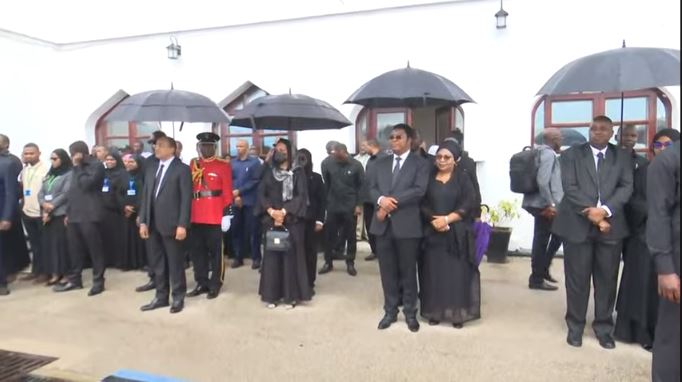 kaiyuntiyu666's tweet photo. Viongozi mbalimbali wakiwa tayari kuupokea mwili wa aliyekuwa Rais wa Tanzania Hayati Dkt. John Pombe Magufuli uwanja wa ndege wa Karume Zanzibar.
#RIPRaisMagufuli #ITVUpdates https://t.co/bxBI7ZOyxy